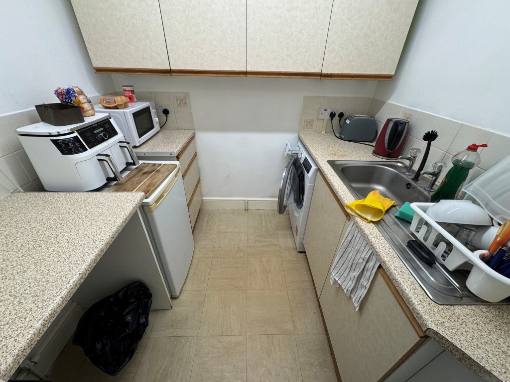 Lot: 132 - PERIOD FREEHOLD BLOCK OF SIX FLATS WITH OFF STREET PARKING - Hay House - Flat 3 - kitchen